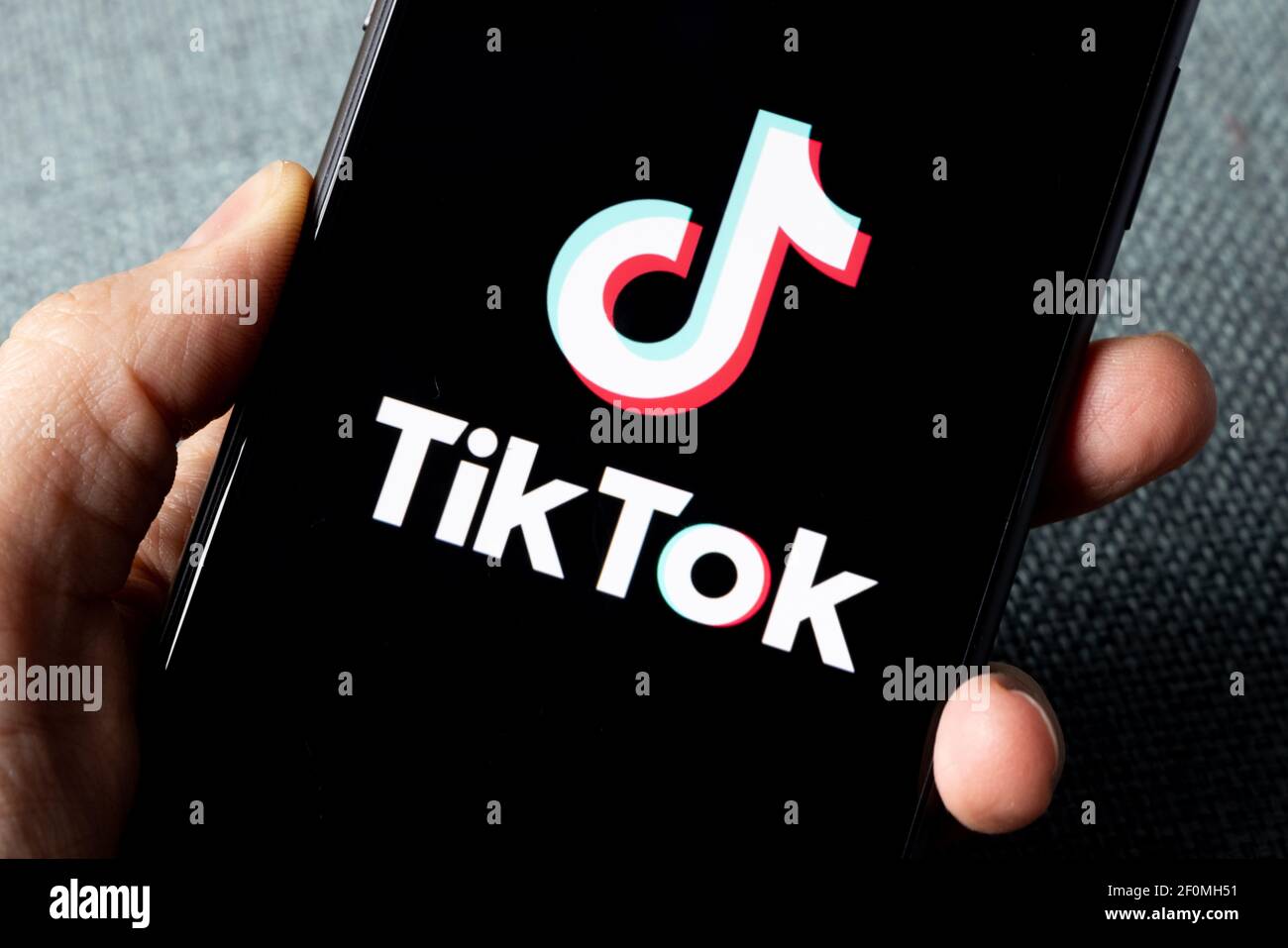 TikTok-Anwendungssymbol auf dem Apple iPhone 11-Bildschirm Nahaufnahme. Hand halten Smartphone mit Tik Tok Symbol. TikTok Social Media Netzwerk aus China. Stockfoto