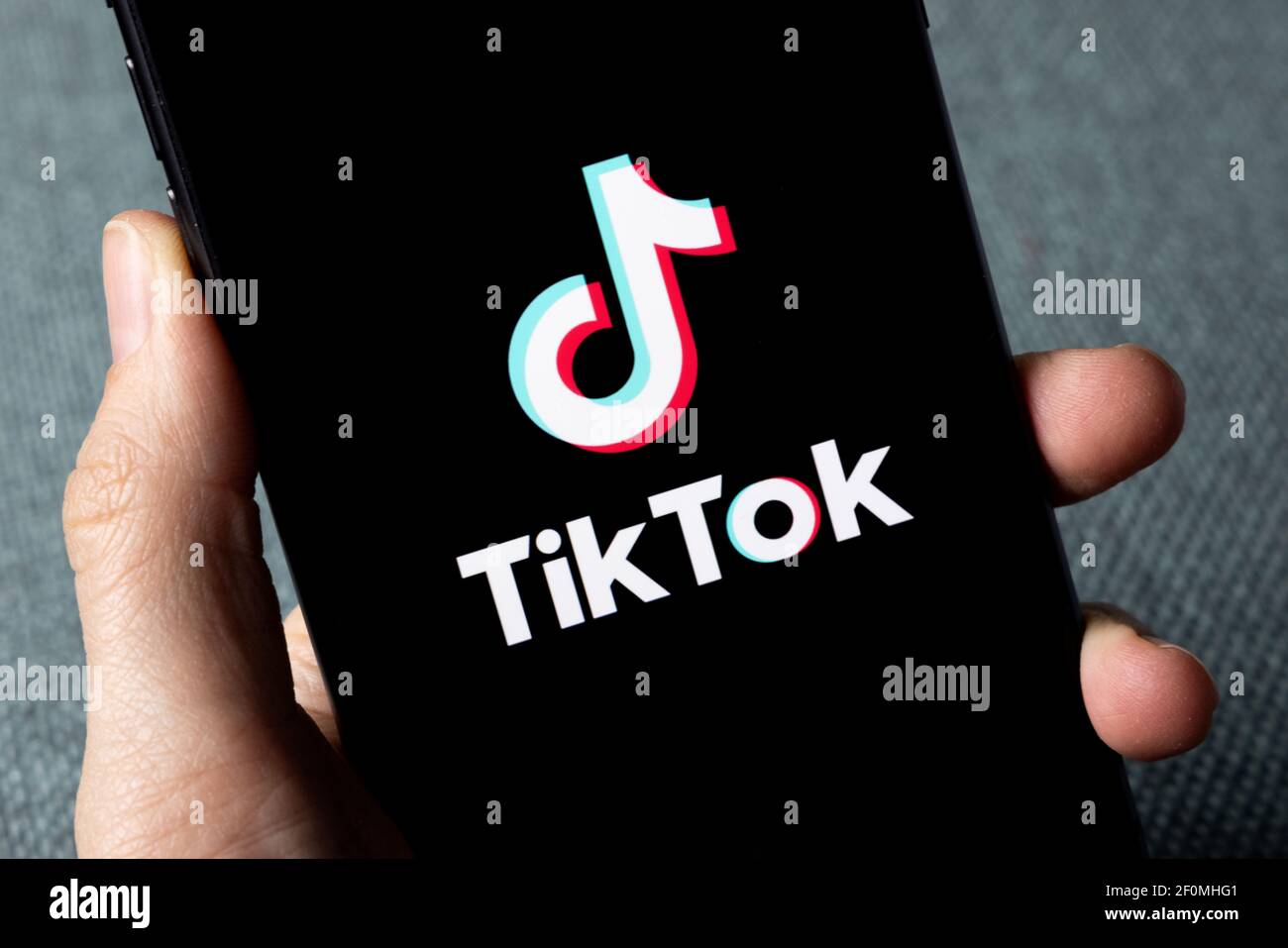 TikTok-Anwendungssymbol auf dem Apple iPhone 11-Bildschirm Nahaufnahme. Hand halten Smartphone mit Tik Tok Symbol. TikTok Social Media Netzwerk aus China. Stockfoto
