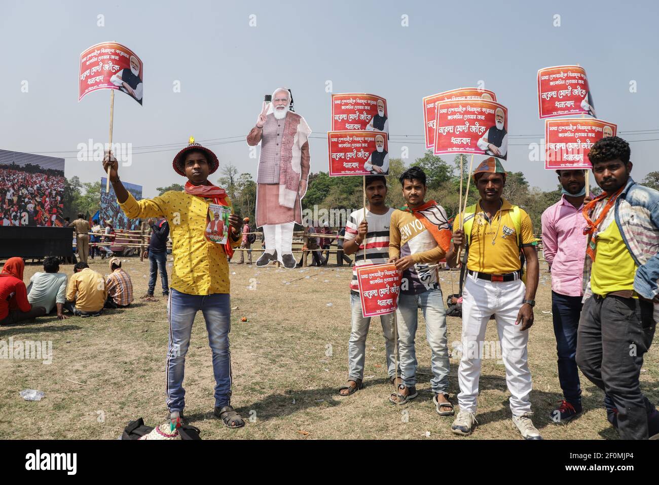 Kalkutta, Indien. März 2021, 07th. BJP (Bhartiya Janta Party) Anhänger hielten Plakate von Premierminister Narendra Modi vor seinem Porträt während der Mega-Brigade-Kundgebung.Bharatiya Janata Party (BJP) Anhänger hielten eine Massenkundgebung und politische Kampagne vor den Parlamentswahlen auf dem Brigade-Parade-Gelände in Kolkata ab. Indiens Premierminister Narendra Modi nahm ebenfalls an der Kampagne Teil. Kredit: SOPA Images Limited/Alamy Live Nachrichten Stockfoto