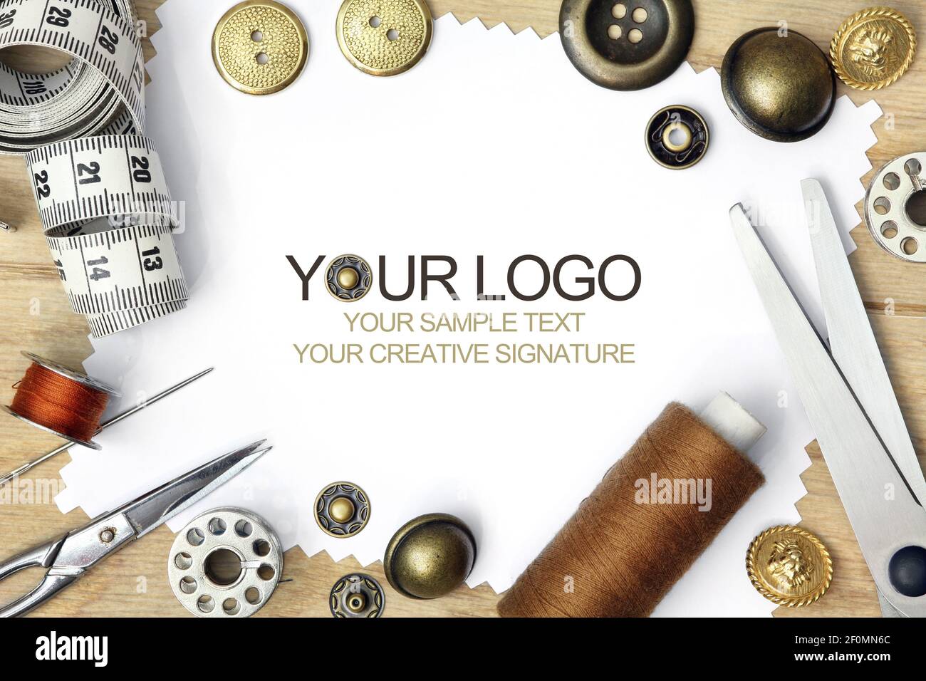 Braune Sepia Design-Element zum Nähen Produkt-Design mit Satz von Näherungswerkzeugen, Schere, Maßband, Knopf und Spule von Fäden Stockfoto