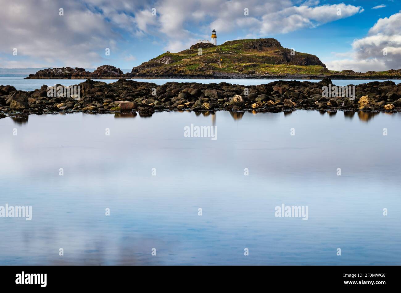 Fidra Island und Leuchtturm am Horizont mit felsigen Ufer und Gezeitenbecken Wolke Reflexionen, Yellowcraig, East Lothian, Schottland, Großbritannien Stockfoto