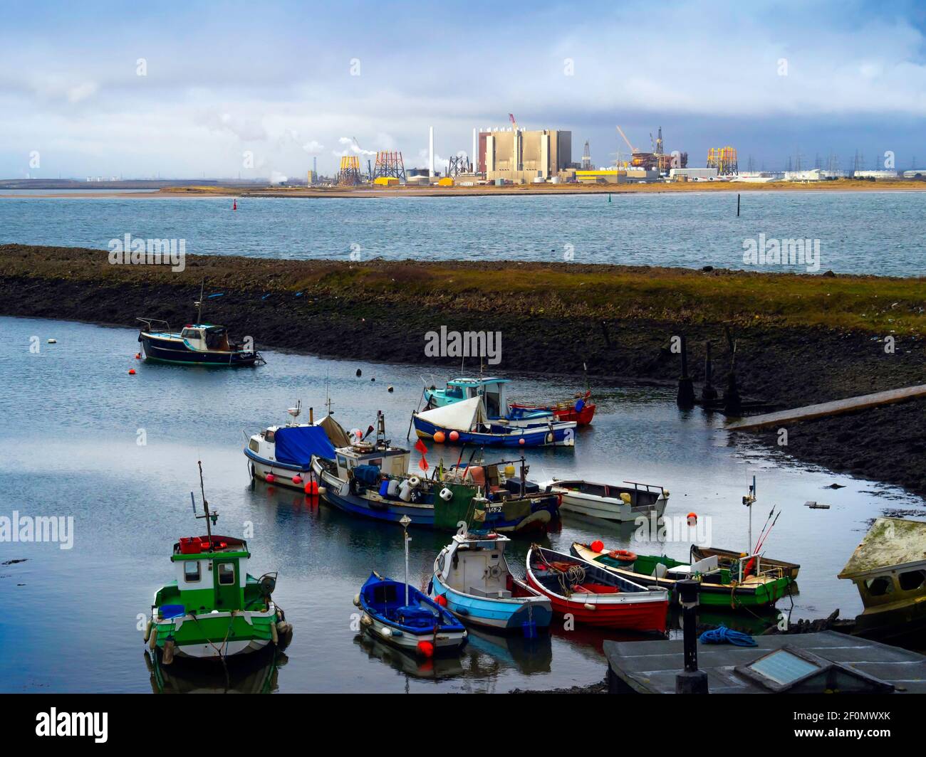 Angeln und Vergnügungsboote in Paddys Hole Harbor, Teesmouth, Redcar Cleveland UK mit dem Kernkraftwerk Hartlepool und Bauwerksabriss y Stockfoto
