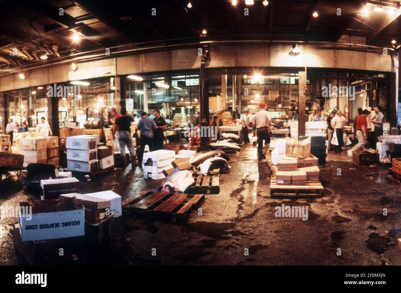 Aktivität im Fulton Fish Market Tin Building in Lower Manhattan vor der Dämmerung in diesem