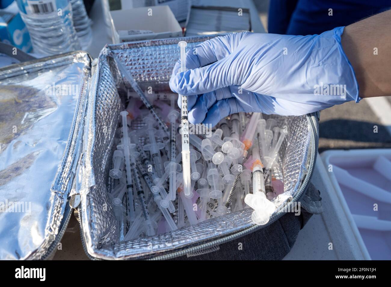 Round Rock, TX USA 6. März 2021: Spritzen voller Moderna-Impfstoff sind geladen und bereit, bei einem von der Grafschaft gesponserten 24-stündigen Impfmarathon mit den COVID-19-Impfplänen nach dem verheerenden Wintersturm im letzten Monat, der einen Großteil von Texas lahmlegte, Schritt zu halten. Ziel war es, bis zu 7.000 Texaner mit ersten oder zweiten Moderna-Dosen zu impfen. Kredit: Bob Daemmrich/Alamy Live Nachrichten Stockfoto