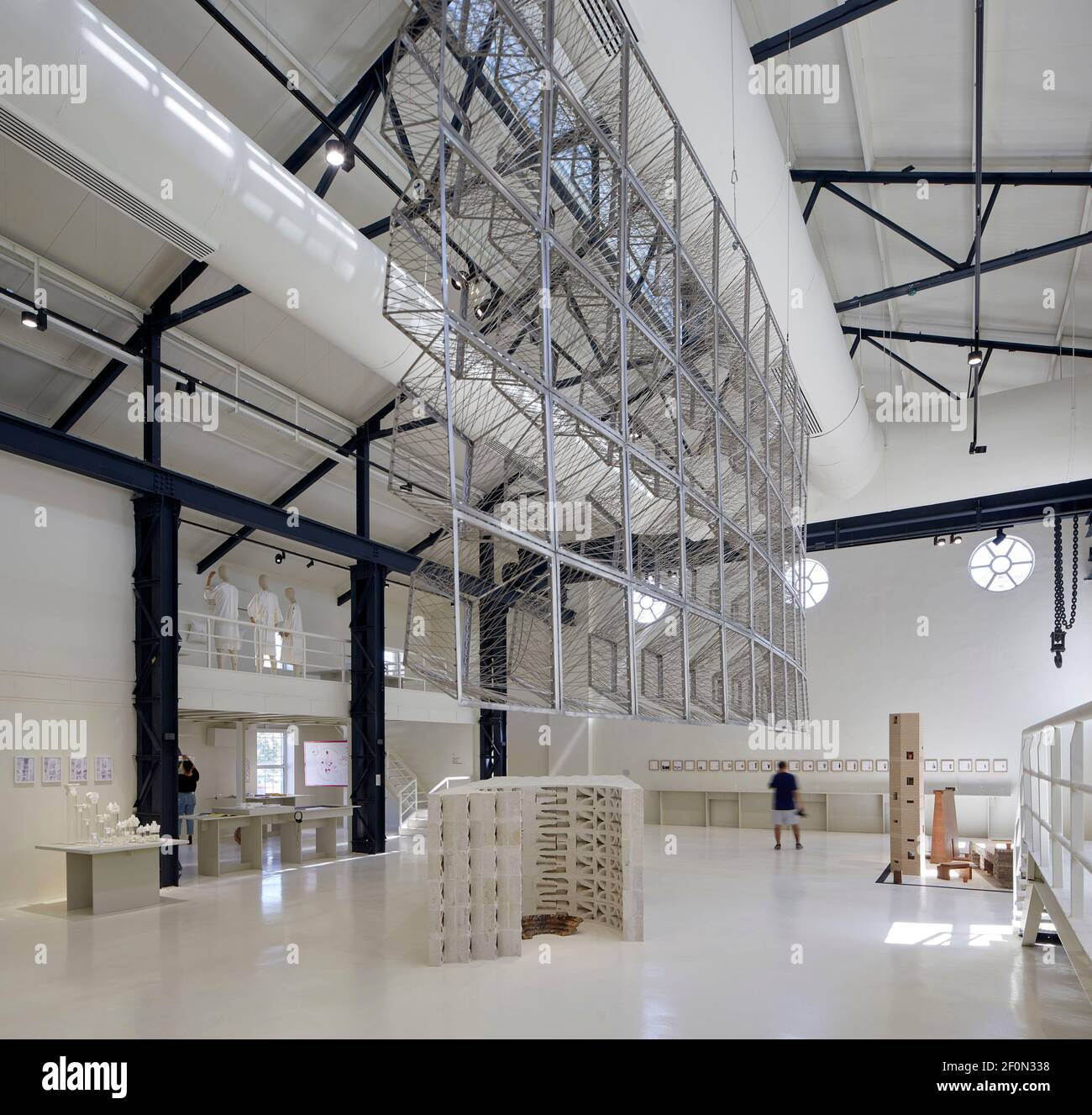 Die Hangar-Ausstellung mit dem gewebten Maschrabiya von Hadeel Ayed Mohammad (hängend) und Saba Innab Saha von Saba Innab (unten). Amman Design Week 20 Stockfoto