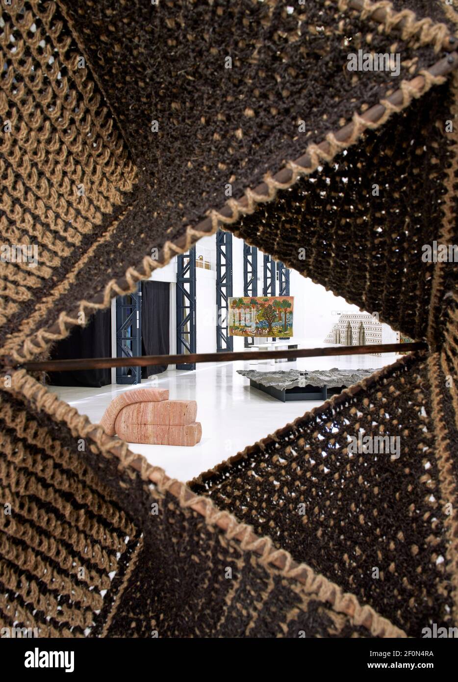 Die Hangar-Ausstellung mit Treffpunkten von Abeer Seikaly. Amman Design Week 2019, Amman, Jordanien. Architekt: Verschiedene , 2019. Stockfoto