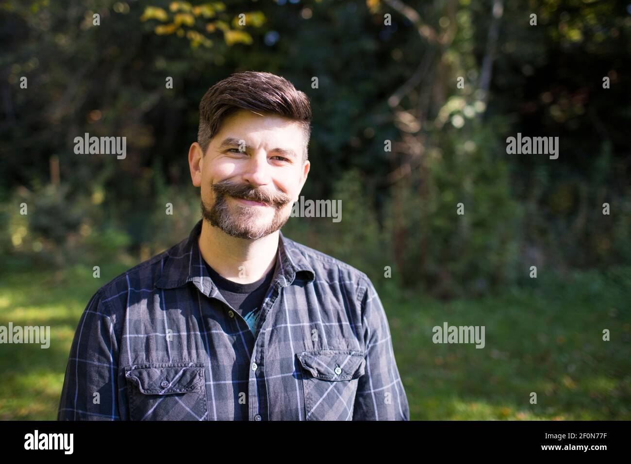 Außenportrait eines 40-jährigen Mannes mit Gesichtshaar. Stockfoto