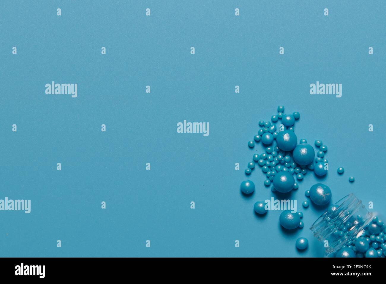 Blaue Kugeln mit verschiedenen Durchmessern auf hellblauem Hintergrund Stockfoto