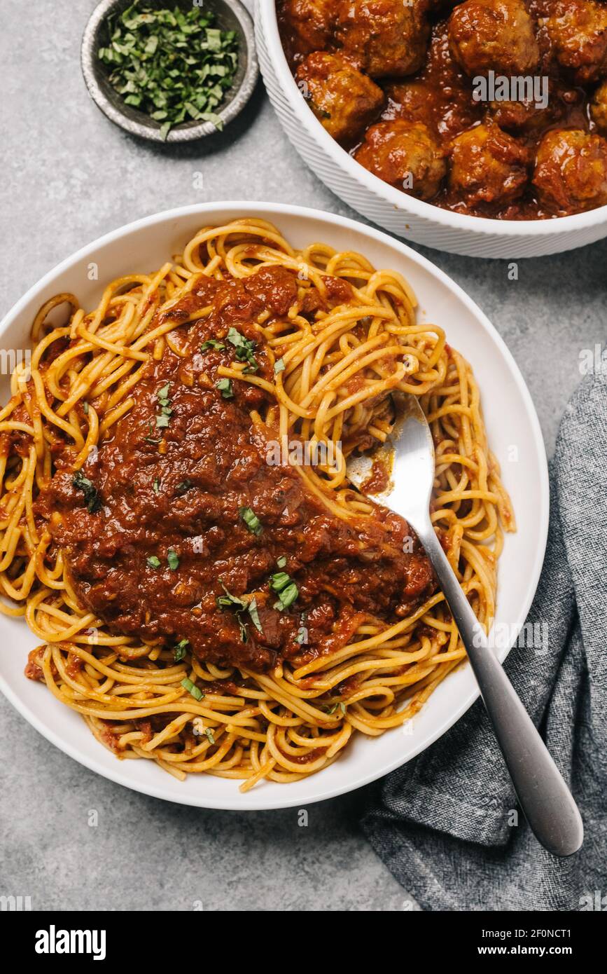 Spaghetti Marinara mit einer Beilage von Fleischbällchen Stockfoto