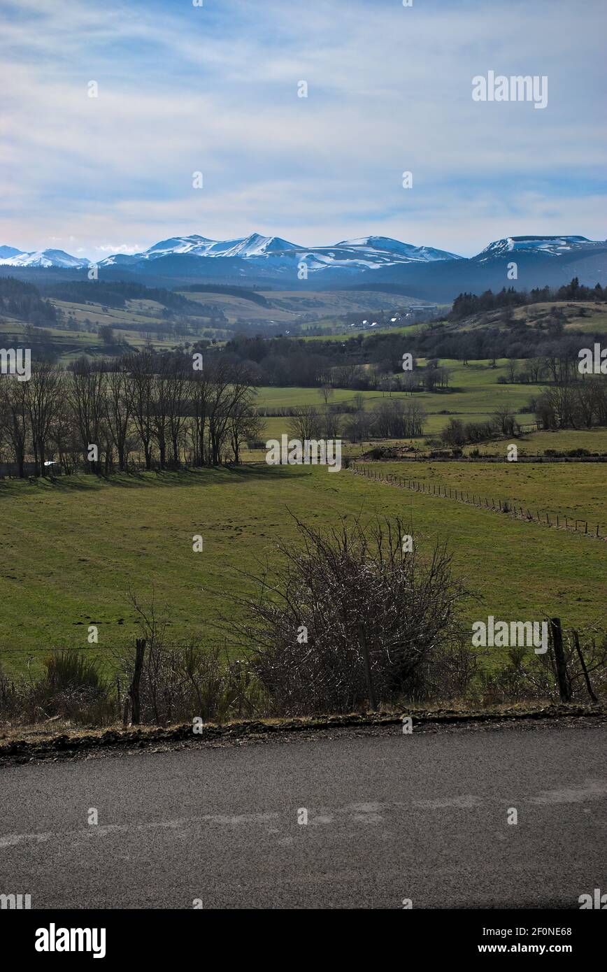 Sancy's Bergkette im Frühling und Blick auf die Weiden. Auvergne, Frankreich Stockfoto