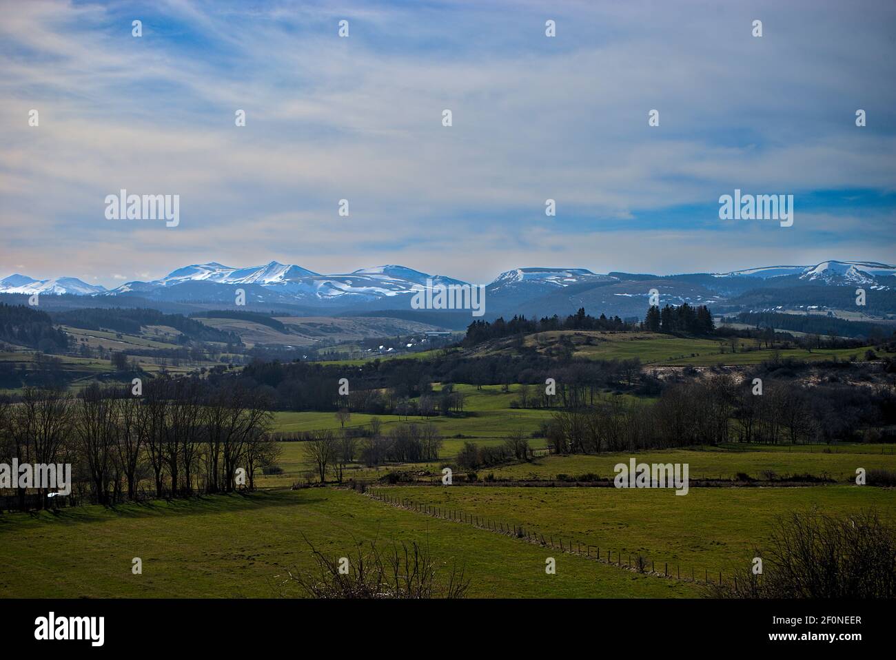 Sancy's Bergkette im Frühling und Blick auf die Weiden. Auvergne, Frankreich Stockfoto
