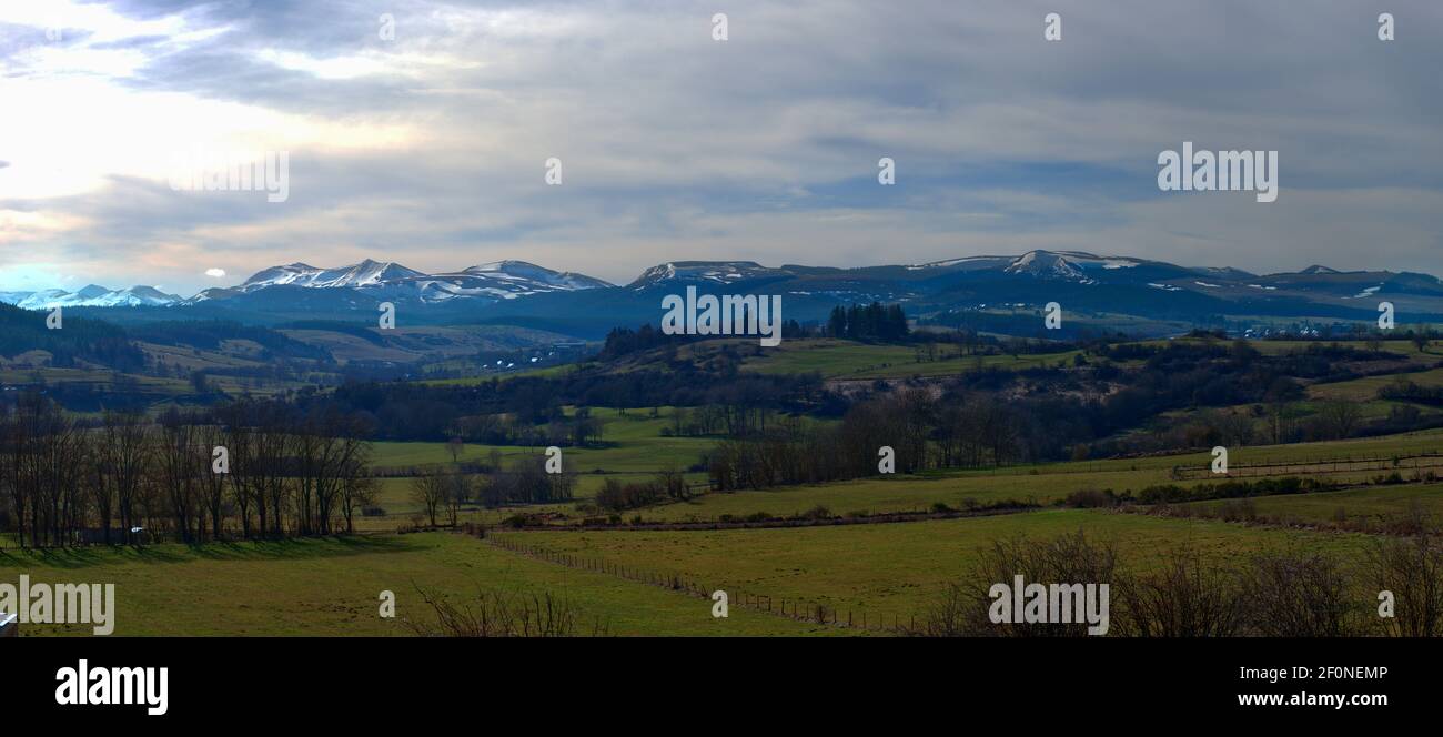 Sancy's Bergkette im Frühling und Blick auf die Weiden. Auvergne, Frankreich Stockfoto