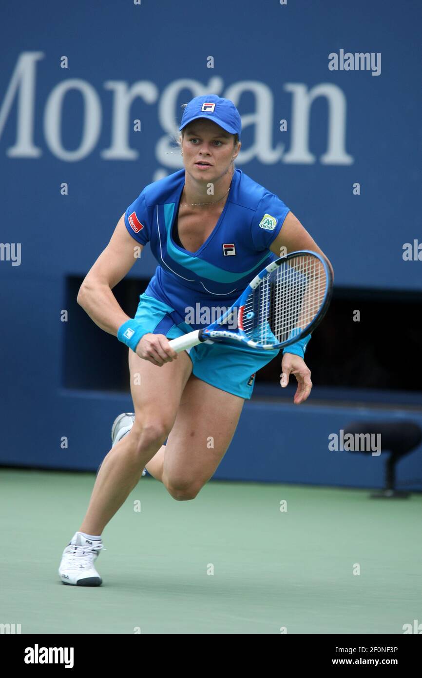 Kim Clijsters aus Belgien in Aktion während ihres Sieges gegen Venus Williams aus den Vereinigten Staaten im Halbfinale bei den US Open 2010 in Flushing Meadow, New York. Stockfoto