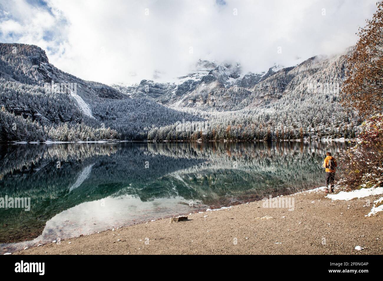 see in den Bergen zwischen Herbst und Winter Stockfoto