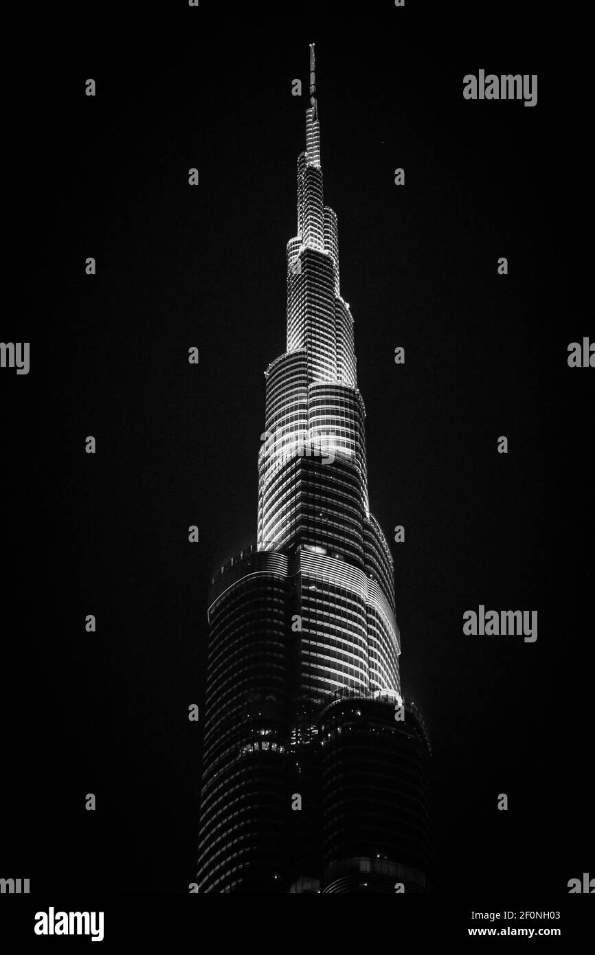 Die Spitze des berühmten Wolkenkratzers Burj Khalifa bei Nacht Zeit Stockfoto