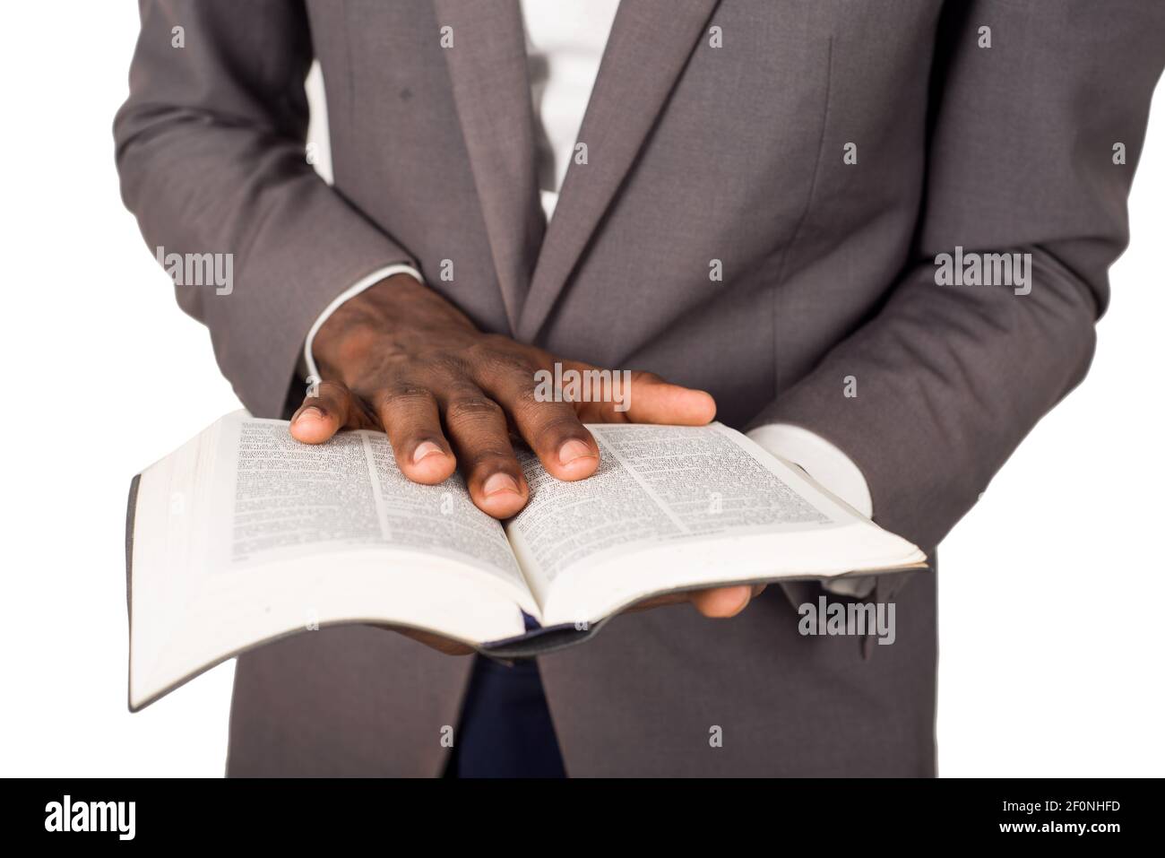 Nahaufnahme der Hände einer Person, die durch eine bibel blättert Stockfoto