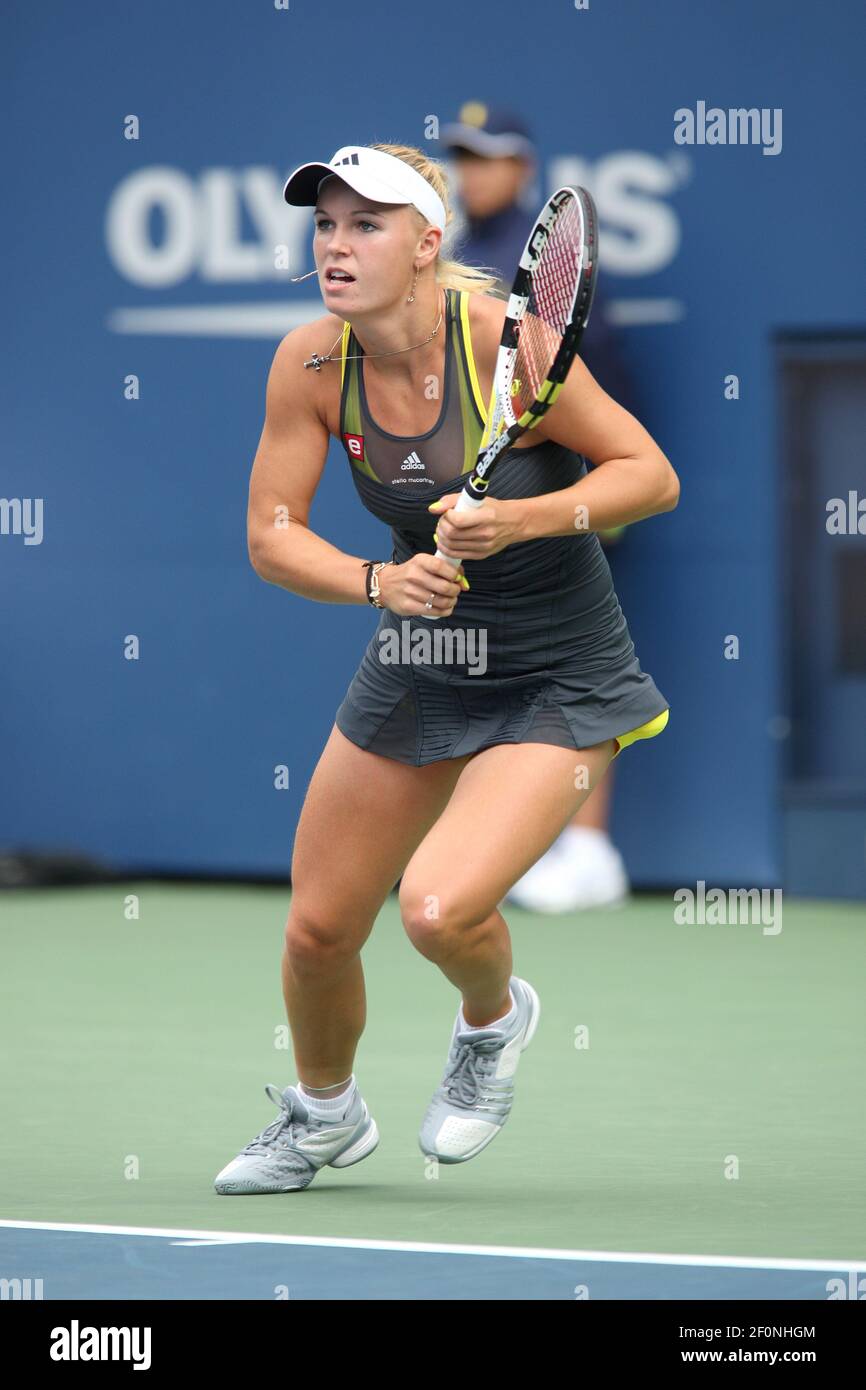 Caroline Wozniacki aus Dänemark in Aktion während ihrer Niederlage gegen Vera Zvonereva aus Russland im Halbfinale bei den US Open 2010 in Flushing Meadows, New York. Stockfoto