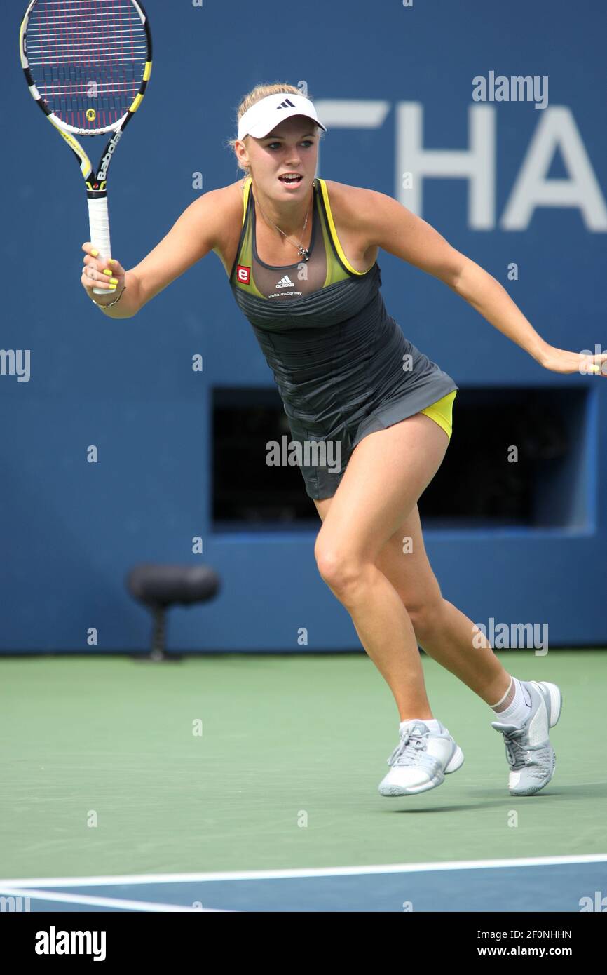 Caroline Wozniacki aus Dänemark in Aktion während ihrer Niederlage gegen Vera Zvonereva aus Russland im Halbfinale bei den US Open 2010 in Flushing Meadows, New York. Stockfoto
