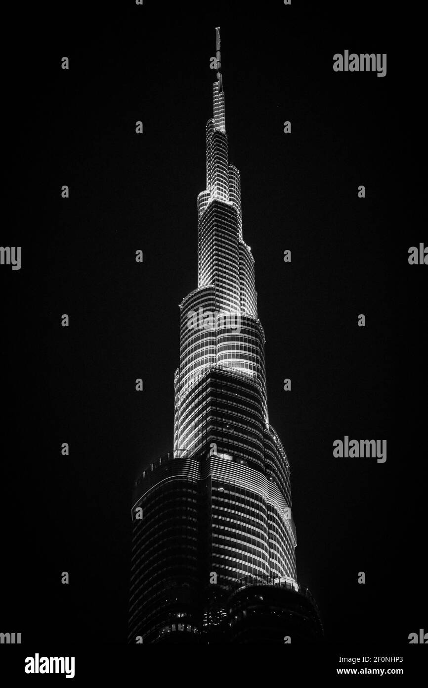 Die Spitze des berühmten Wolkenkratzers Burj Khalifa bei Nacht Zeit Stockfoto