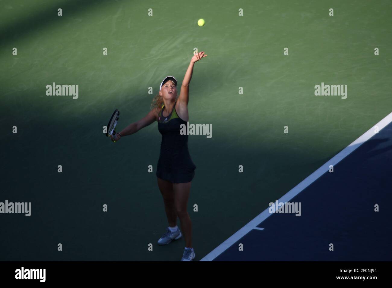 Caroline Wozniacki aus Dänemark im Einsatz gegen Maria Sharapova beim vierten Spiel der US Open in Flushing Meadow, New York. Stockfoto