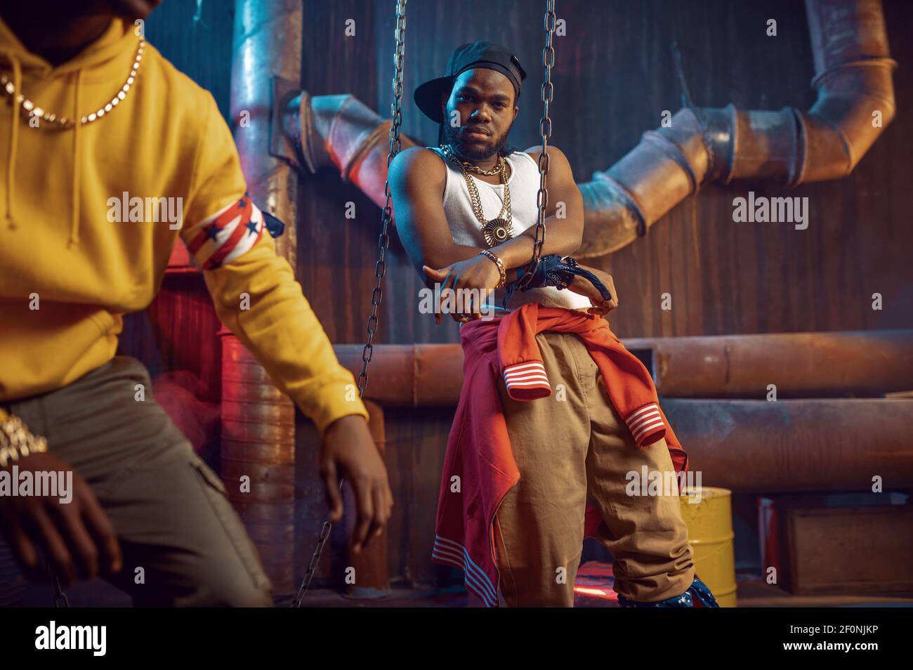 Rappers Posen, Break-Dance-Performance im Studio Stockfoto