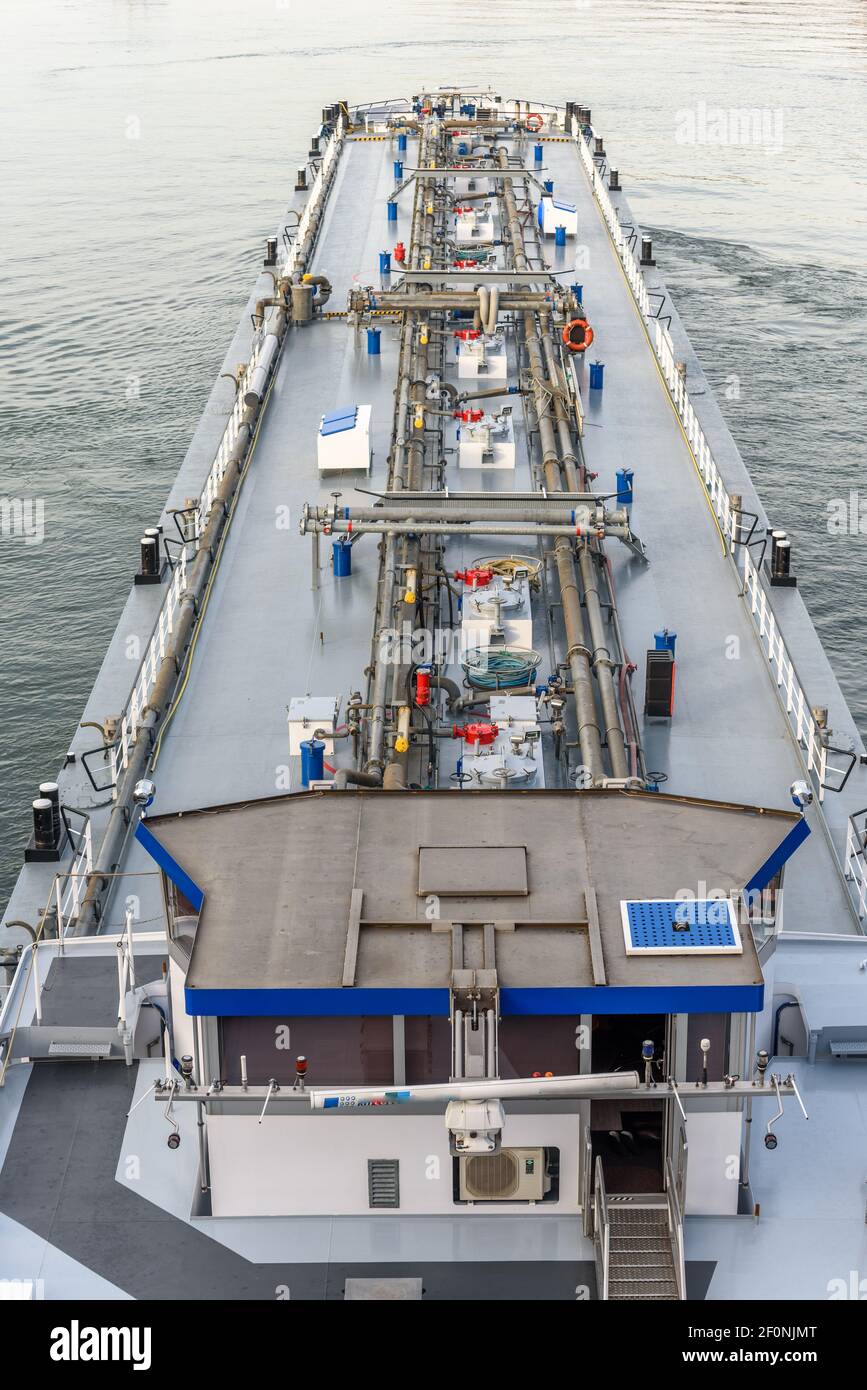 Schiff auf dem Rhein zwischen Deutschland und Frankreich, Öltanker Stockfoto