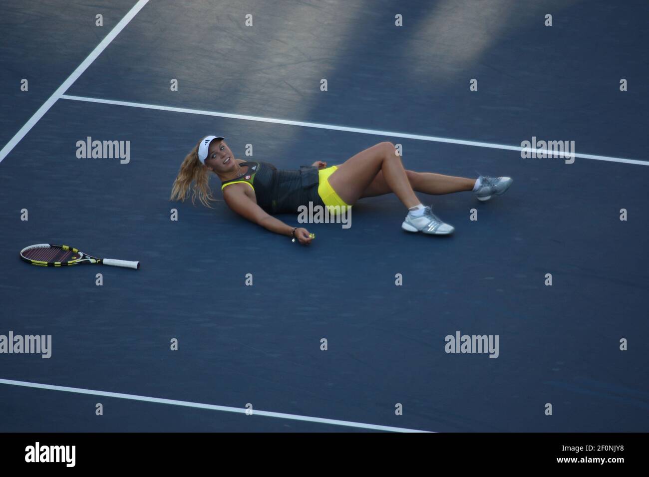 Caroline Wozniacki aus Dänemark stürzt im vierten Match gegen Maria Sharapova beim US Open in Flushing Meadow, New York. Stockfoto