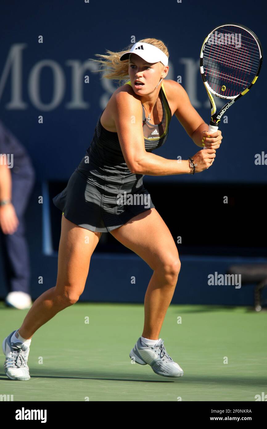 Caroline Wozniacki aus Dänemark im Einsatz gegen Maria Sharapova beim vierten Spiel der US Open 2010 in Flushing Meadow, New York. Stockfoto