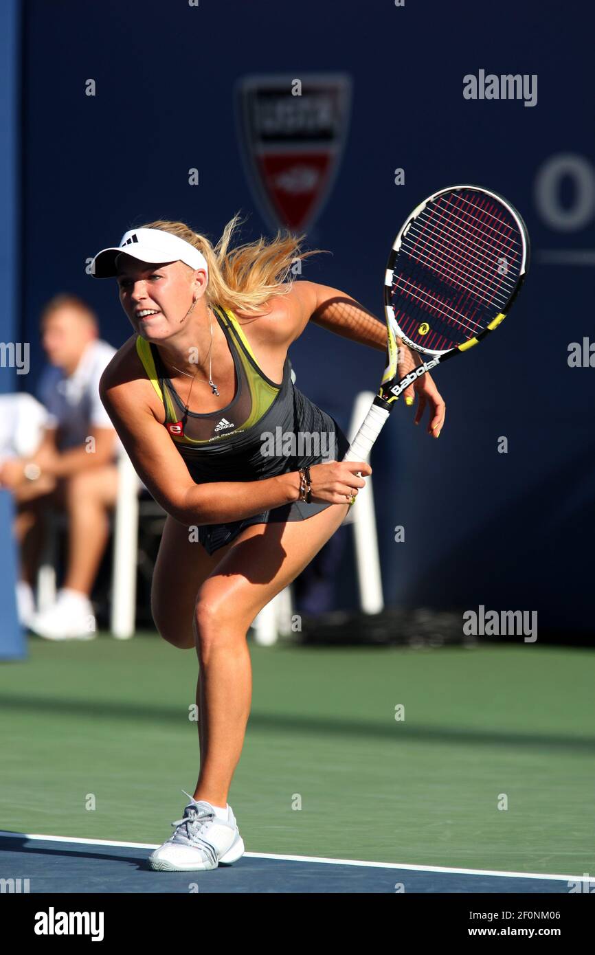 Caroline Wozniacki aus Dänemark im Einsatz gegen Maria Sharapova beim vierten Spiel der US Open 2010 in Flushing Meadow, New York. Stockfoto