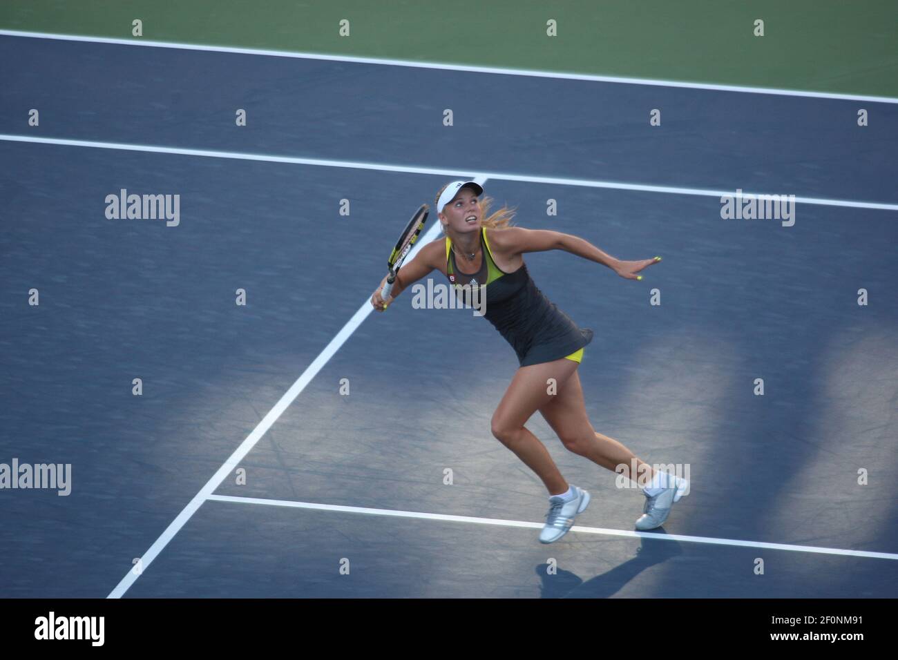 Caroline Wozniacki aus Dänemark im Einsatz gegen Maria Sharapova beim vierten Spiel der US Open 2010 in Flushing Meadow, New York. Stockfoto