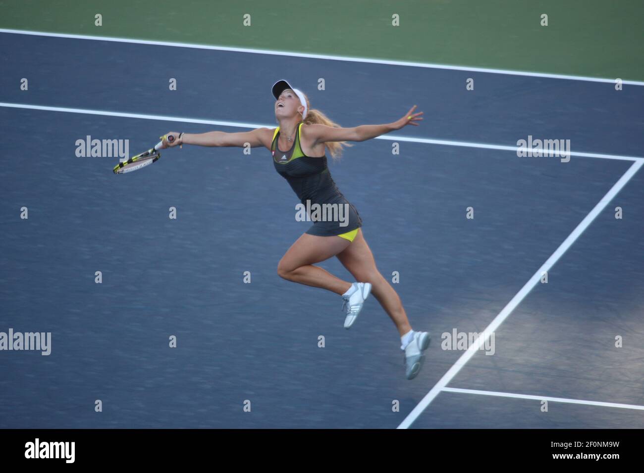 Caroline Wozniacki aus Dänemark im Einsatz gegen Maria Sharapova beim vierten Spiel der US Open 2010 in Flushing Meadow, New York. Stockfoto