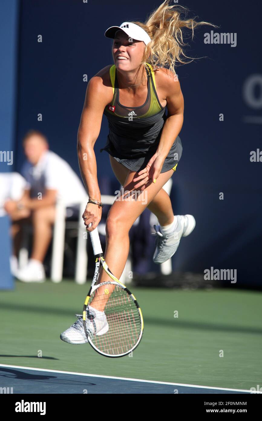 Caroline Wozniacki aus Dänemark im Einsatz gegen Maria Sharapova beim vierten Spiel der US Open in Flushing Meadow, New York. Stockfoto