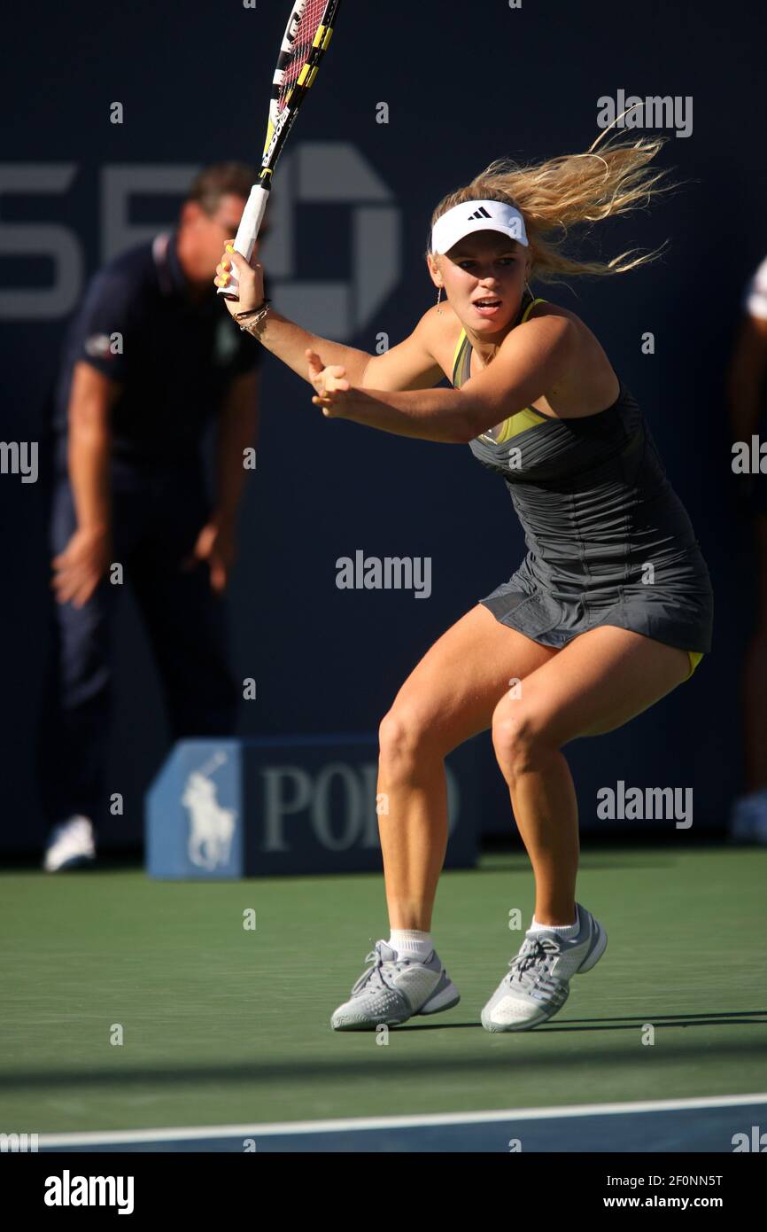 Caroline Wozniacki aus Dänemark im Einsatz gegen Maria Sharapova beim vierten Spiel der US Open in Flushing Meadow, New York. Stockfoto