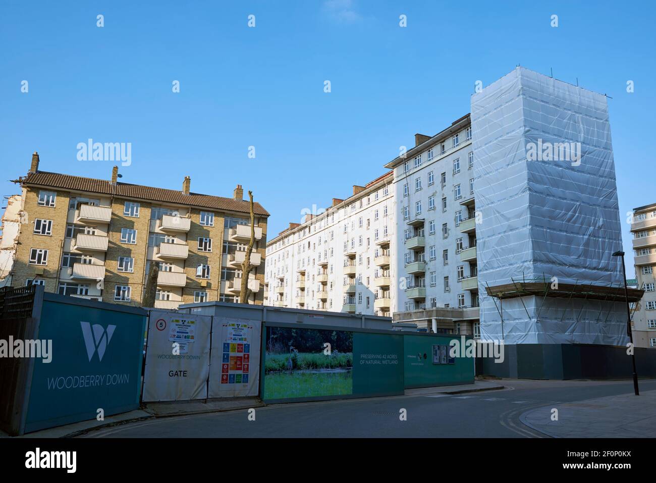 Wohnblöcke, die im März 2021 in Woodberry Down, North London, Großbritannien, abgerissen werden sollen, um Platz für ein neues Wohnprojekt zu schaffen Stockfoto