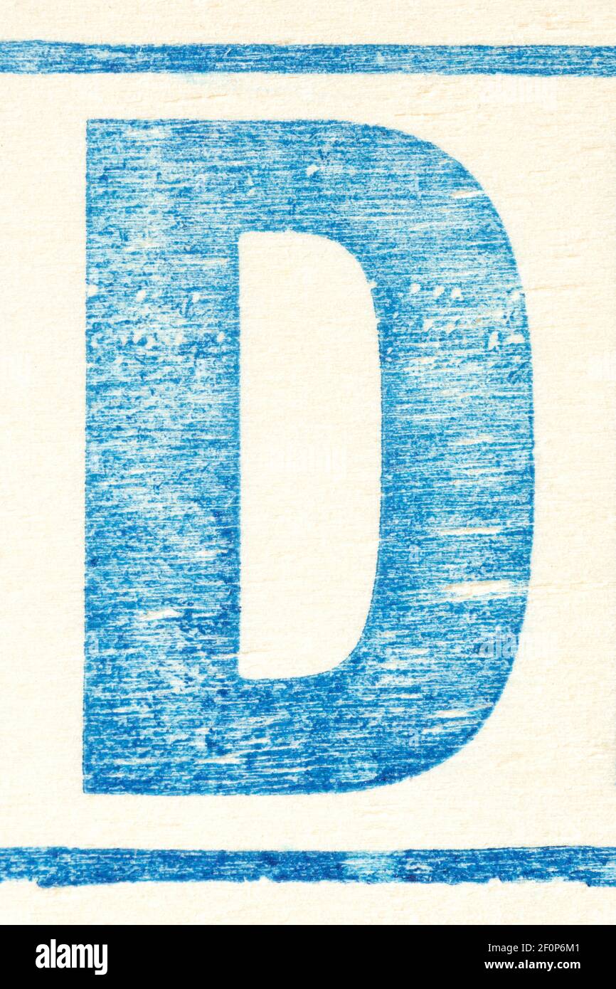 Blauer Buchstabe D auf hellem Sperrholz gedruckt Stockfoto