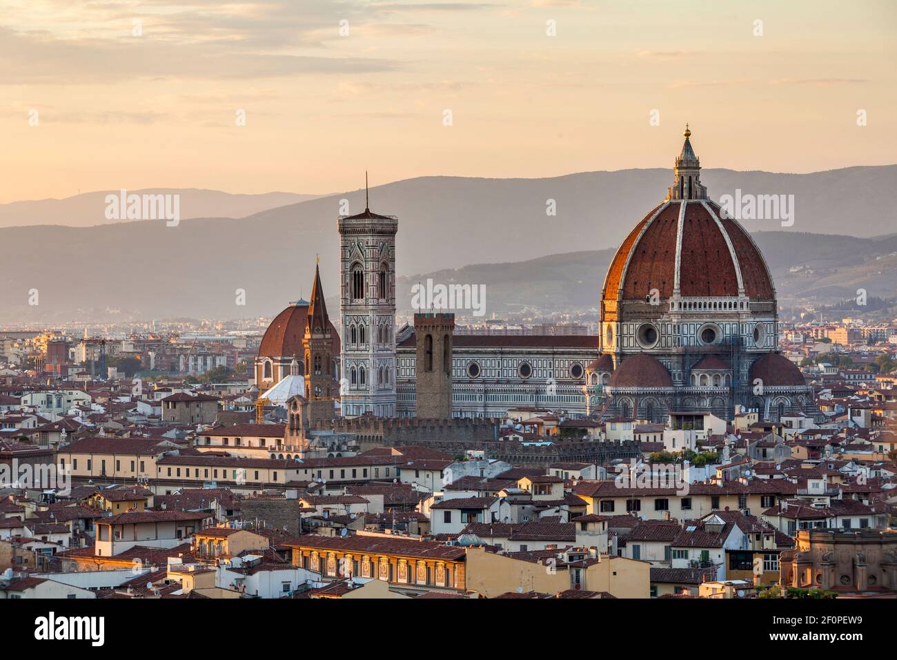 Panoramablick auf die Basilica di Santa Maria del Fiore in Florenz bei Sonnenuntergang, Italien Stockfoto