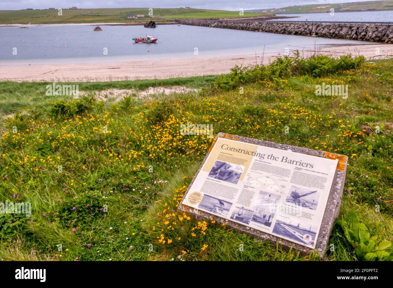 Ein interpretatorendes Zeichen über die Churchill Barriers neben Churchill Barrier 3 zwischen Glimps Holm und Burray, Orkney. Stockfoto