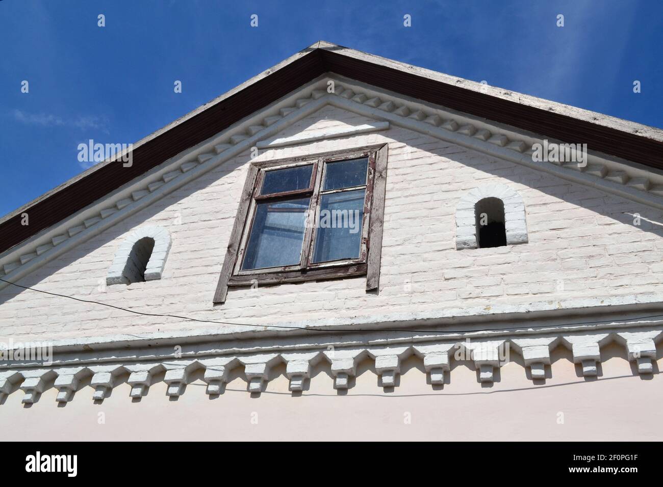 Dachfenster Schlot auf alten weißen Ziegel, altes Haus in Weißrussland, mit blauem Himmel Hintergrund Stockfoto