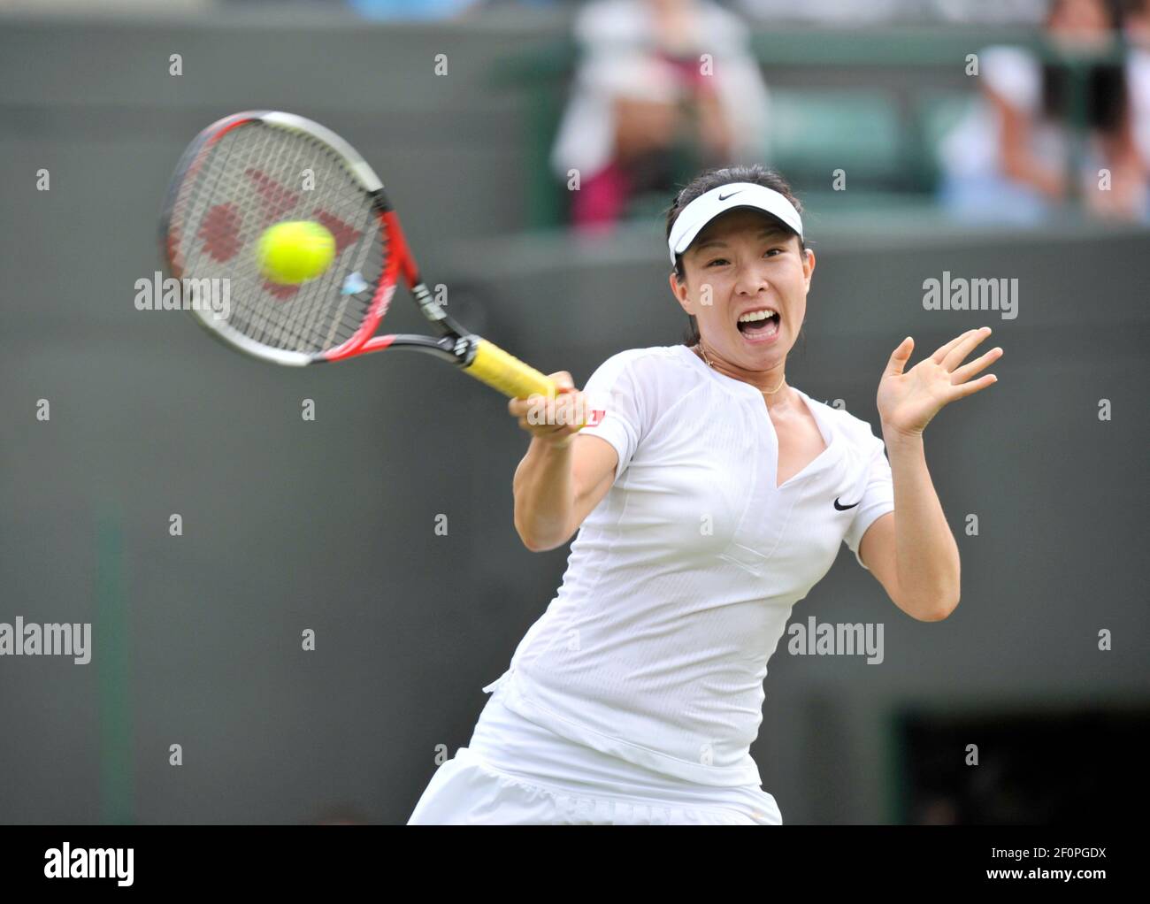 WIMBLEDON TENNIS CHAMPIONSHIPS 2008. 5TH TAG 27/6/2008 RODGER JIE ZHENG WÄHREND IHRES 3RD RUNDEN SPIELS MIT ANNA IVANOVIC. BILD DAVID ASHDOWN Stockfoto