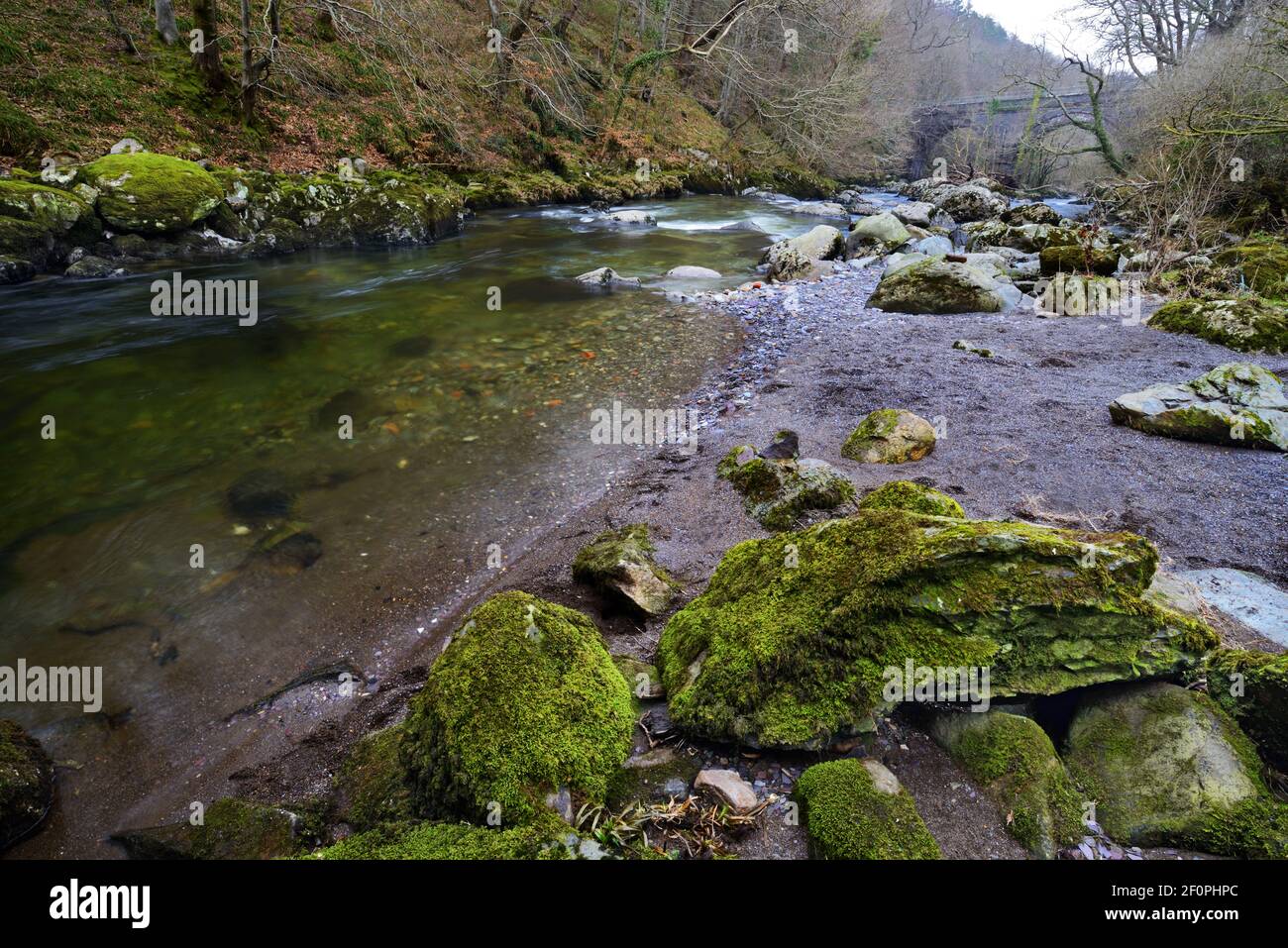 Der Ogwen-Fluss entspringt im Ogwen-See in Snowdonia, ist aber hier in seinem unteren Bereich nahe dem alten Eisenbahnviadukt bei Tregarth zu sehen. Stockfoto Der Ogwen-Fluss entspringt im Ogwen-See in Snowdonia, ist aber hier in seinem unteren Bereich nahe dem alten Eisenbahnviadukt bei Tregarth zu sehen. Stockfoto