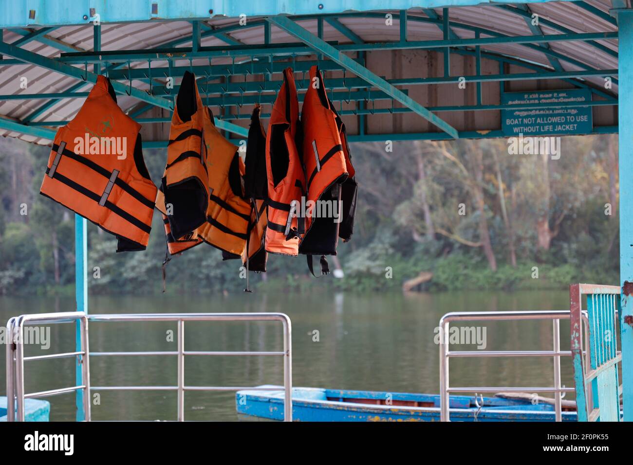 Schwimmwesten für Touristen gehalten, die sich für Bootfahren in Ooty Lake, Tamil Nadu, Indien Stockfoto