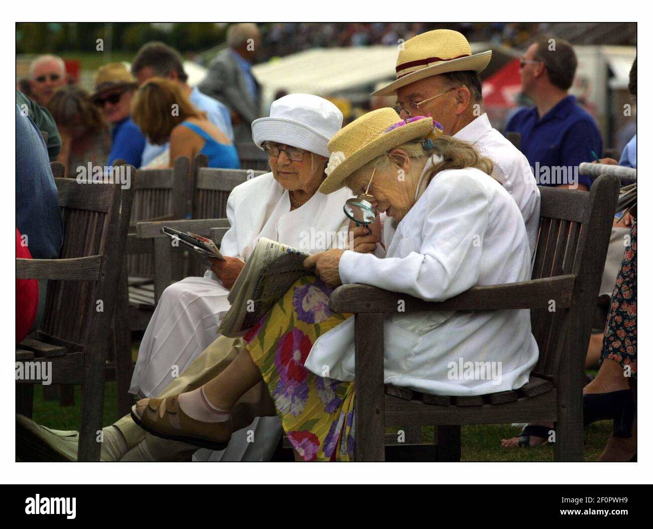 Der erste Tag der glorreichen Goodwood Races Pferderennen. Die Sonne war nicht ganz so offensichtlich wie erhofft. Stockfoto