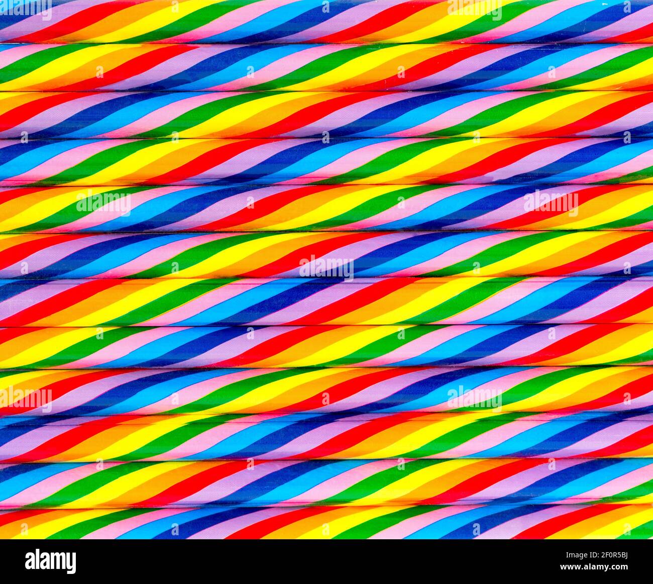 Lebendiger abstrakter Hintergrund in Farbe. Mehrfarbig gestreifter Hintergrund von Bleistiften. Nahtlose bunte gestreifte Hintergründe. Stockfoto
