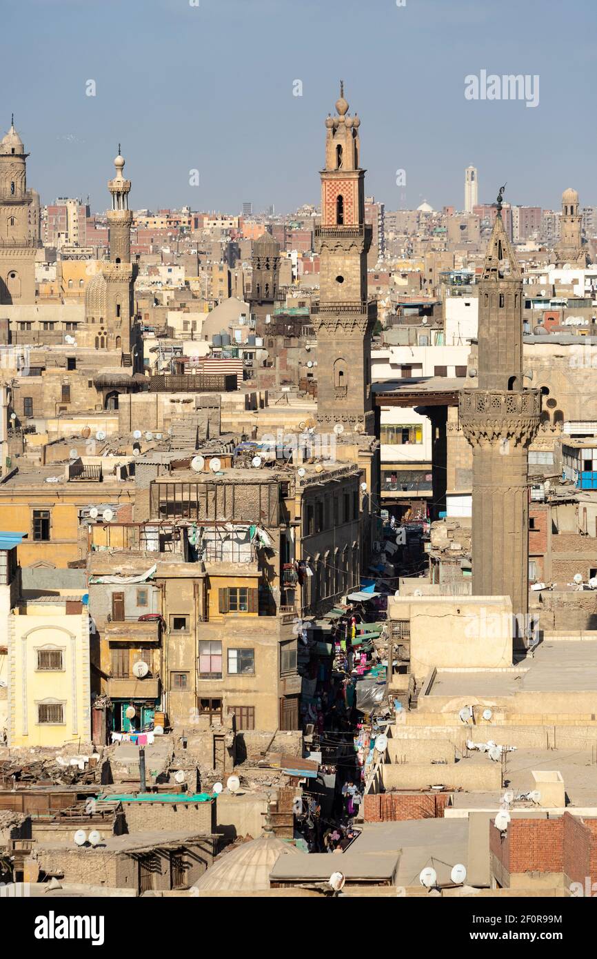 Kairoer Stadtbild mit Minaretten von der Aussichtsplattform des Zuwayla-Tores aus gesehen, Kairo, Ägypten Stockfoto