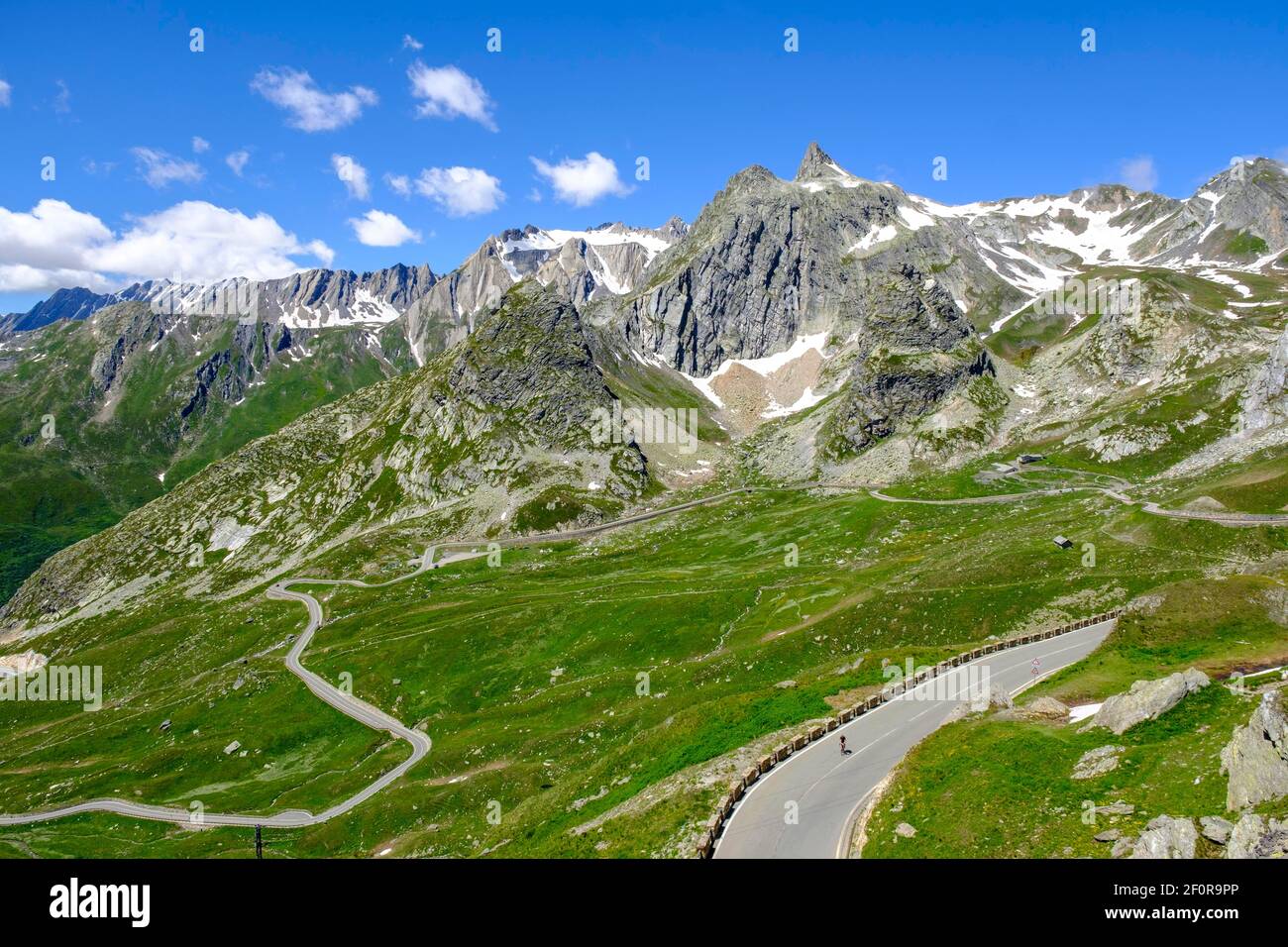 Weg zum Grossen Sankt Bernhard Pass, Pain du Sucre Col du Grand-Saint-Bernard im Hintergrund, Colle del Gran San Bernardo, Col du Grand Saint-Bernard Stockfoto