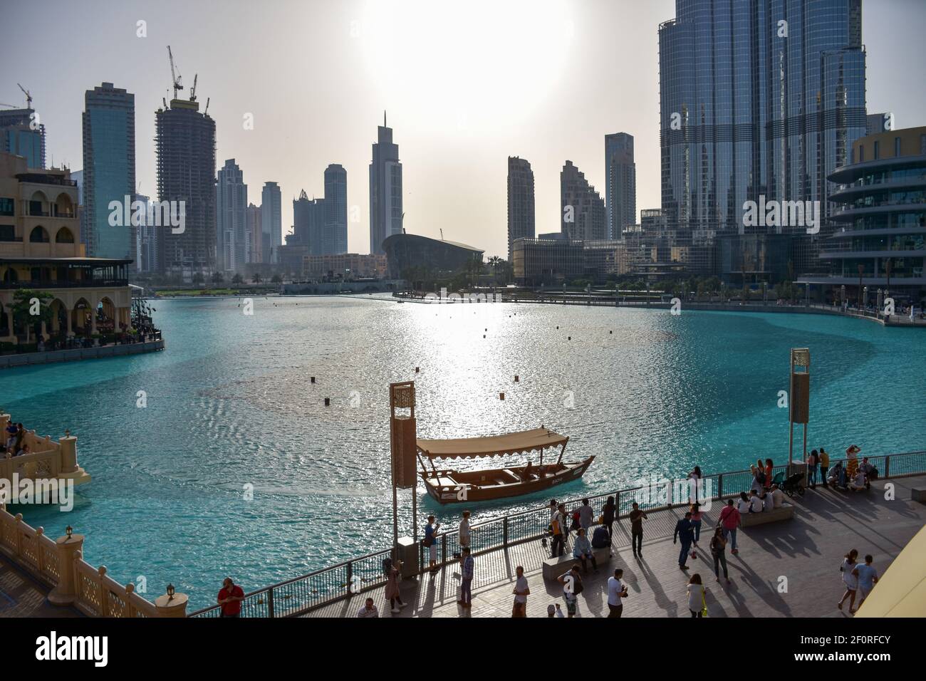 Eine Menge Touristen in der Nähe des Dubai Mall Springbrunnens am Tag Stockfoto