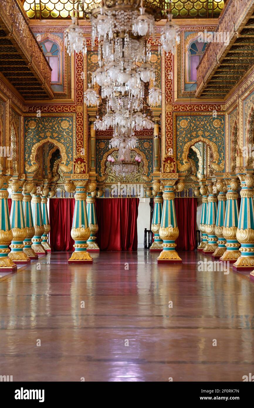 Wunderschön geschnitzt und kunstvoll bemalte farbenfrohe Audienzhalle des Mysore Palastes in Karnataka, Indien Stockfoto