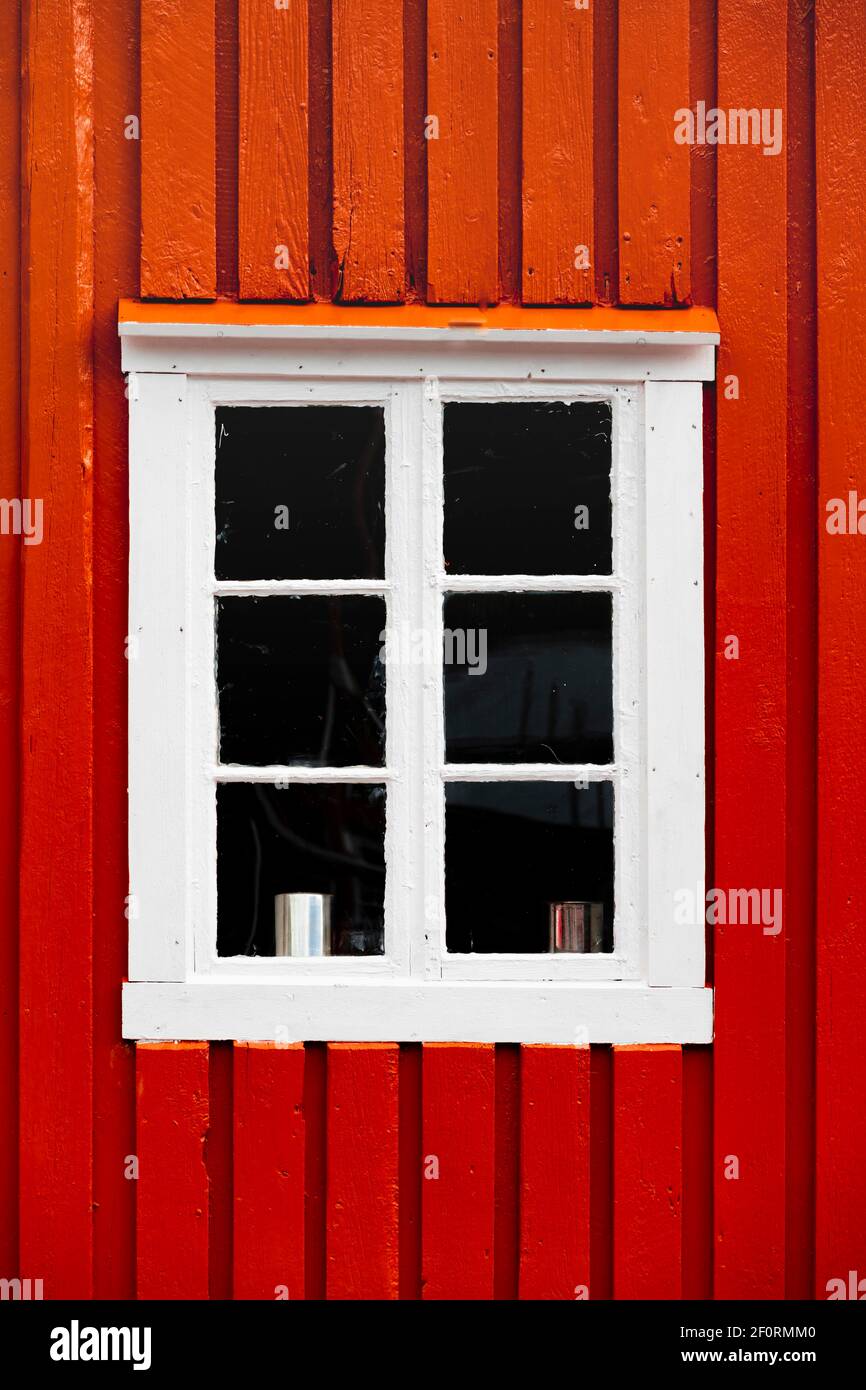 Rote Hauswand mit weißem Fenster, Rorbuer, typische Holzhäuser, Lofoten, Norwegen, Norwegen Stockfoto