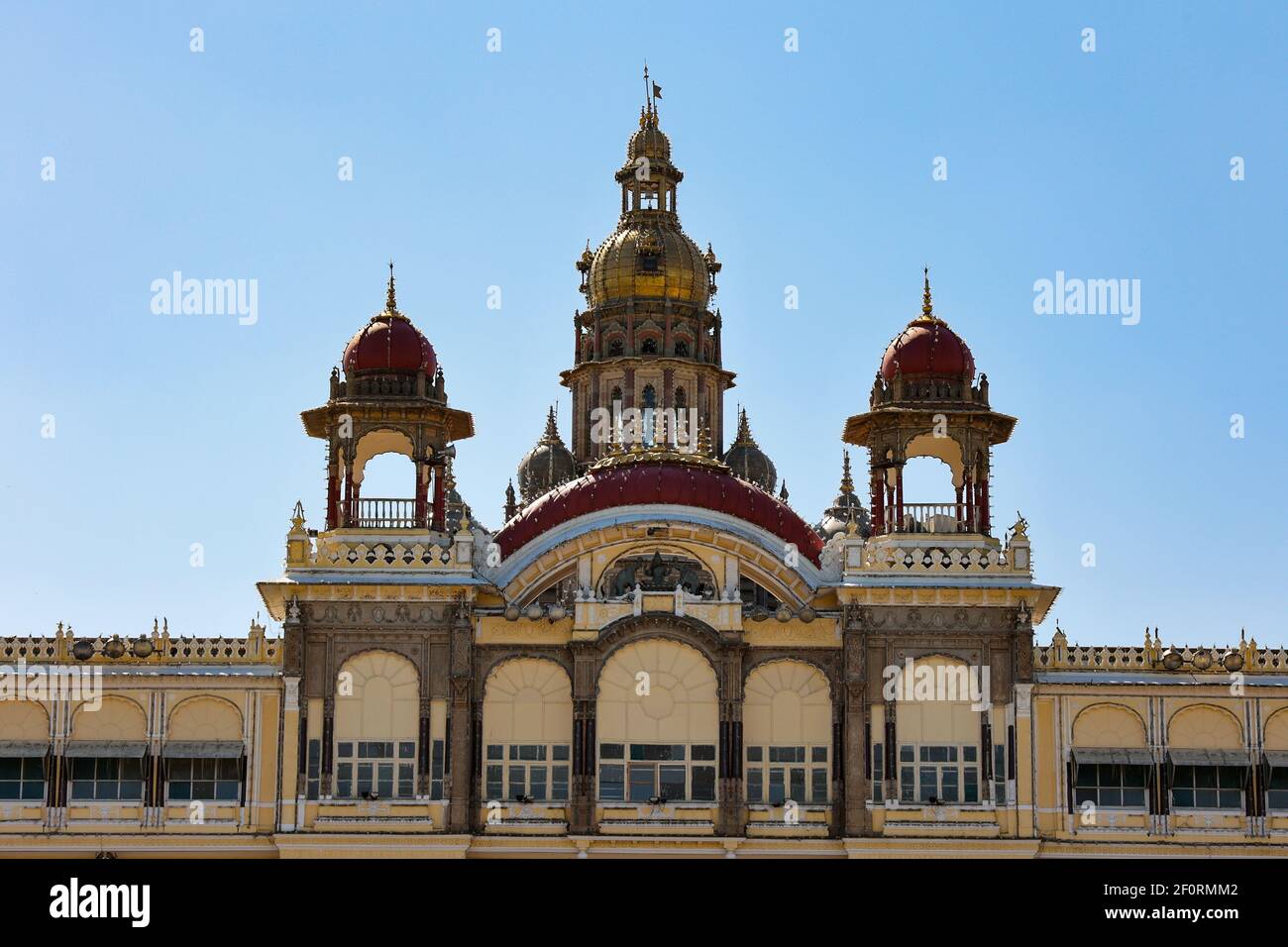 Vorderansicht des indo-sarakenischen Mysore Palastes in Karnataka, Indien Stockfoto