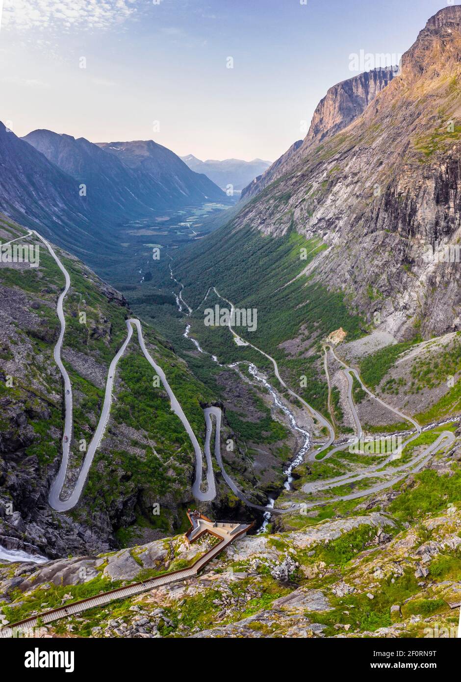 Luftaufnahme, Kehren an der Bergstraße Trollstigen, bei Andalsnes, More Og Romsdal, Vestland, Norwegen Stockfoto